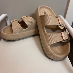 Cushionable sandals/slippers
